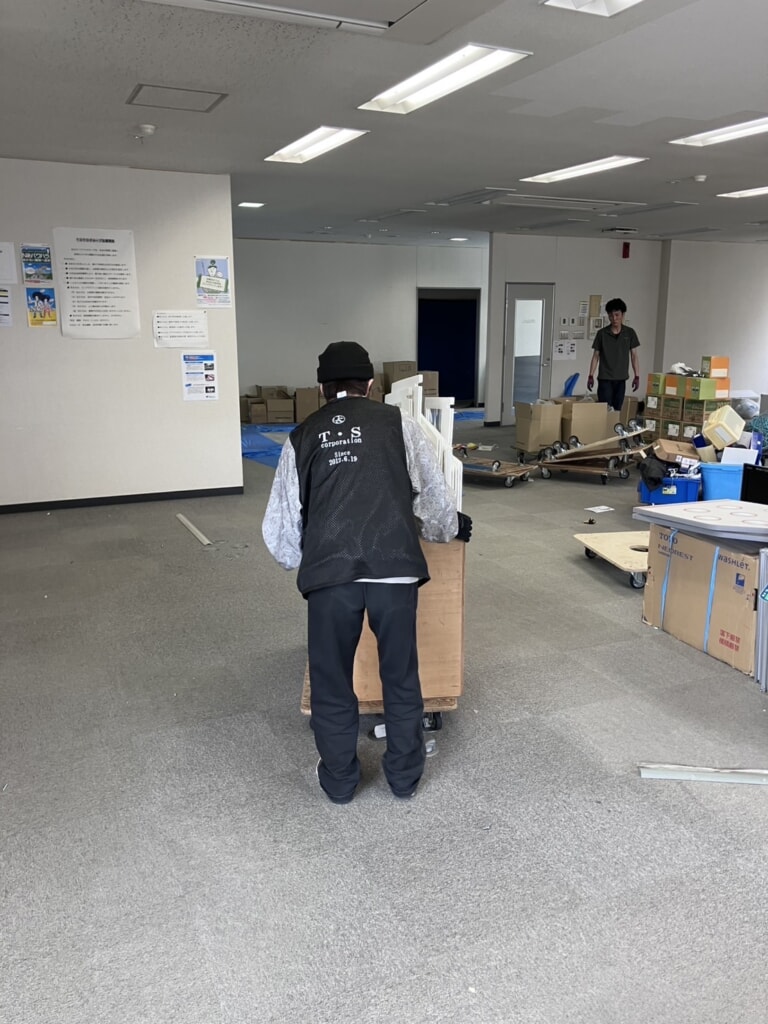 什器搬出作業　富山県高岡市