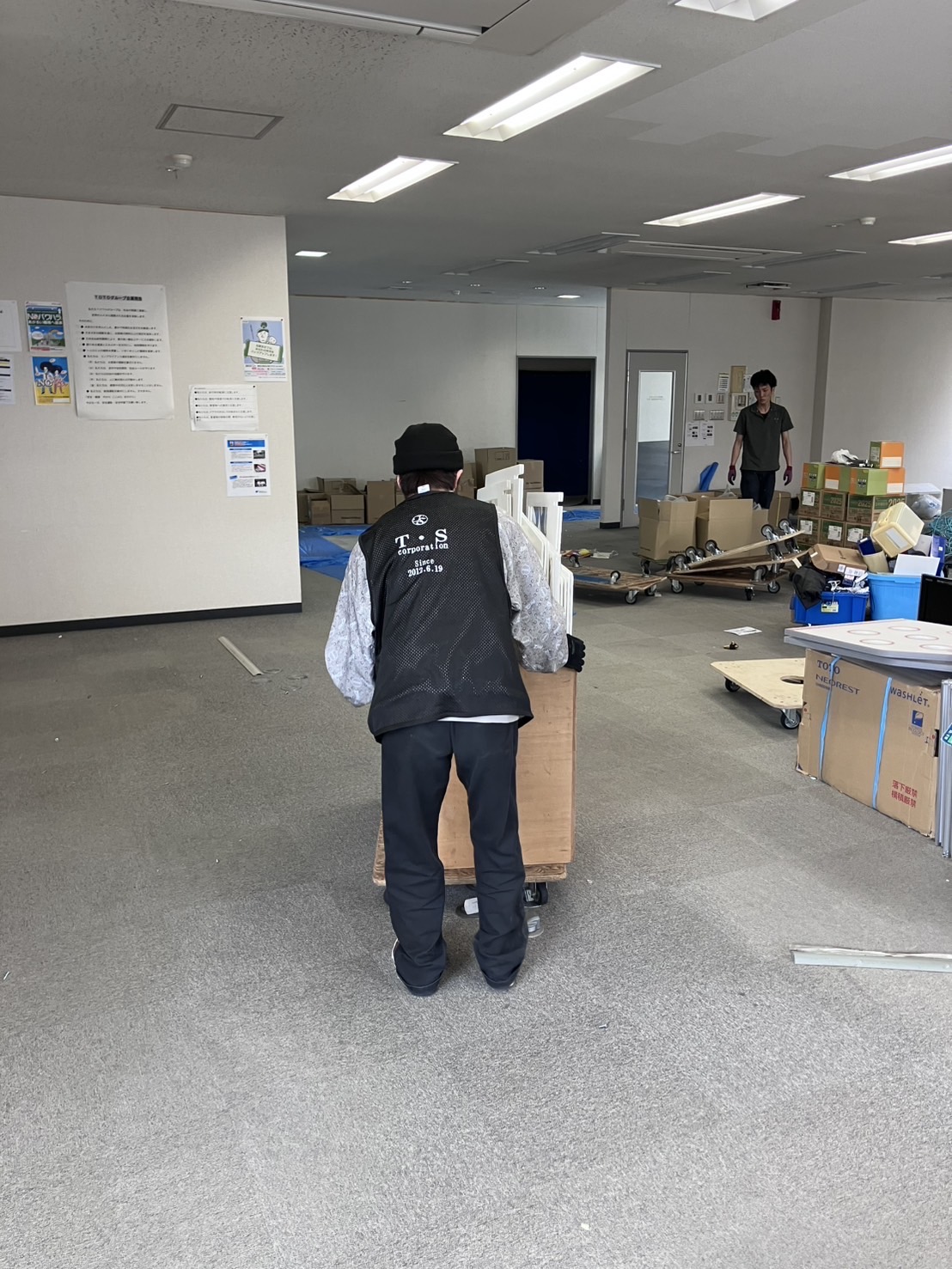什器搬出作業　富山県高岡市